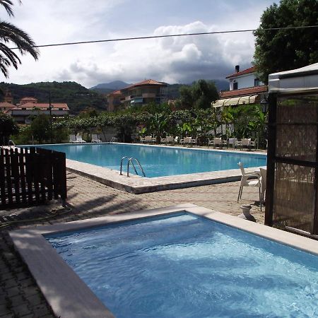 Bike And Breakfast Apartments Pietra Ligure Exteriör bild