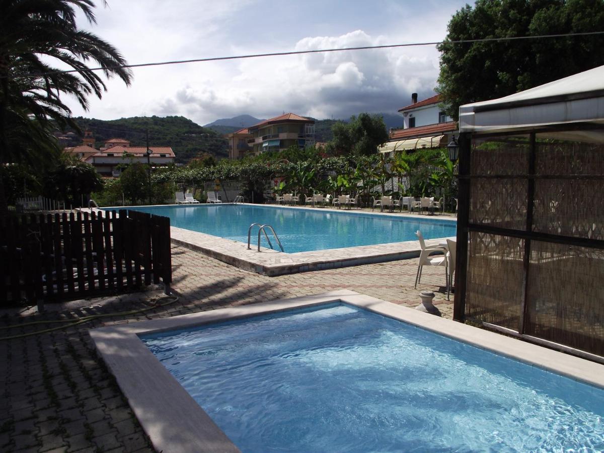 Bike And Breakfast Apartments Pietra Ligure Exteriör bild