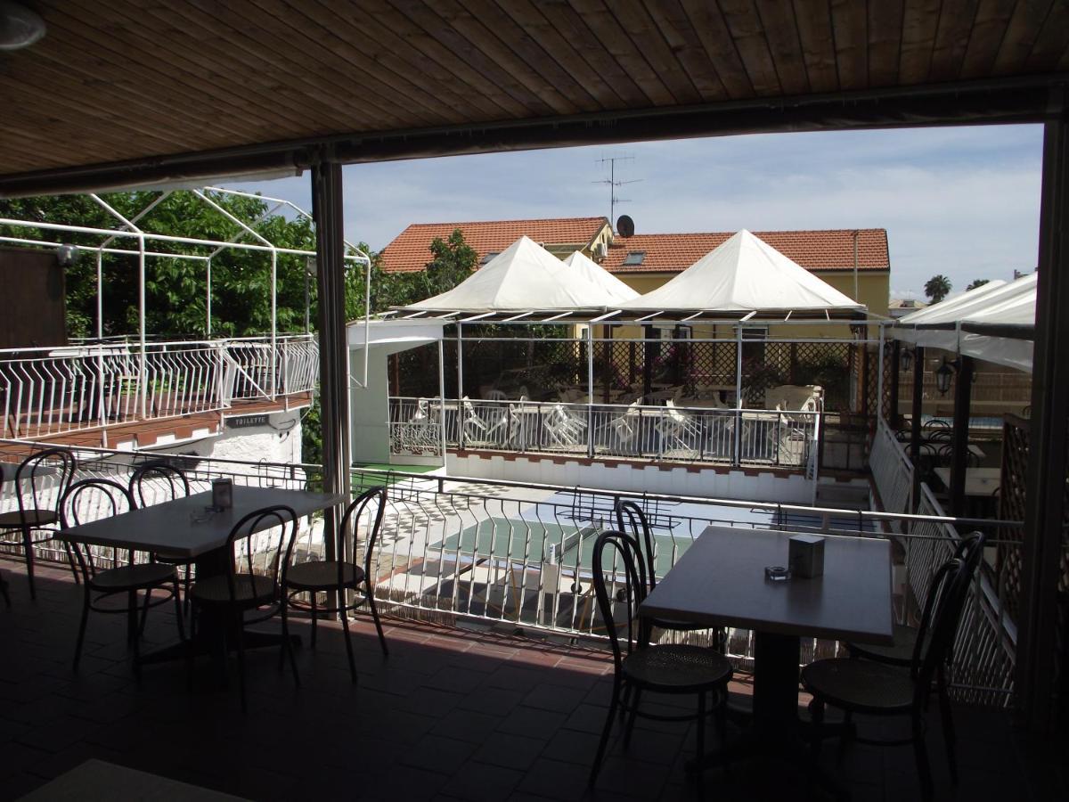 Bike And Breakfast Apartments Pietra Ligure Exteriör bild