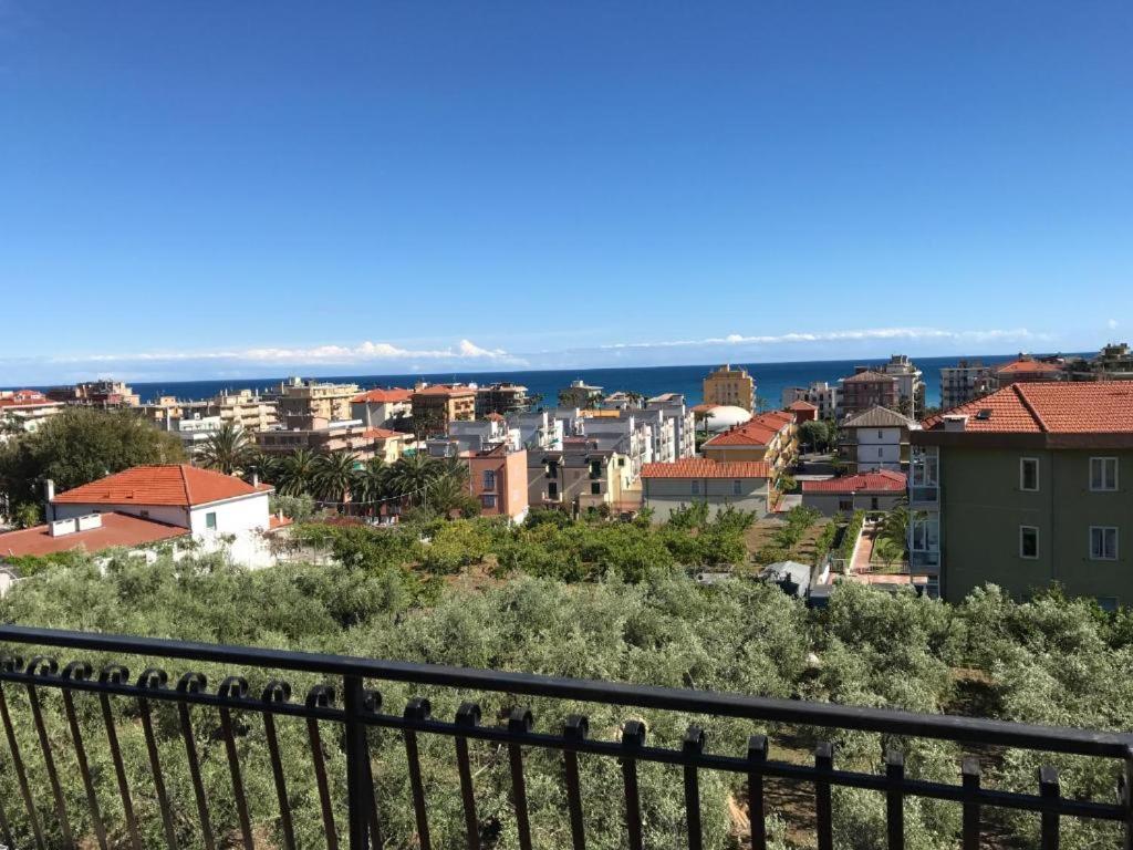Bike And Breakfast Apartments Pietra Ligure Exteriör bild